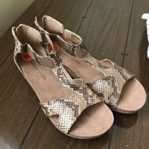 Adrienne Vittadini Tullio Snake Wedge Sandal 9.5